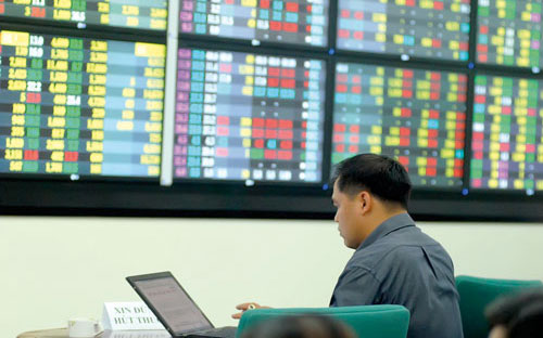 Sau hơn 3 năm đi vào hoạt động, sự khó khăn chung của thị trường chứng 
khoán cộng thêm sự èo uột trong giao dịch của riêng UPCoM khiến thị 
trường này rơi vào trạng thái “ngủ đông” triền miên. 