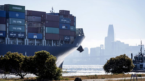 Tàu chở hàng rời cảng Oakland ở California - Ảnh: Bloomberg.