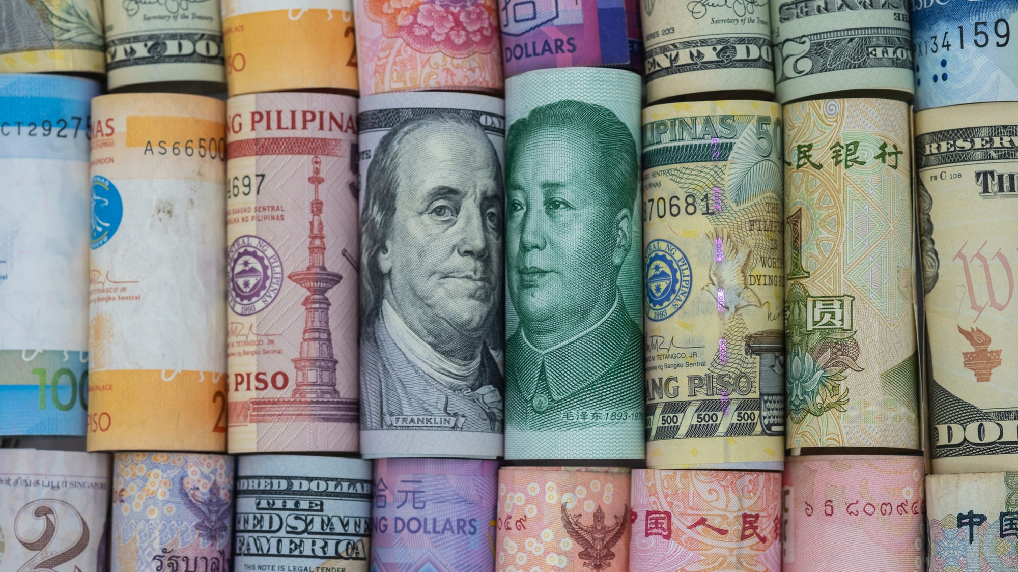 Đại dịch khiến mức nợ trên trên toàn cầu tăng vọt - Ảnh: AFP