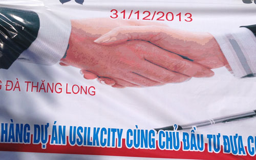 Cái bắt tay có phần muộn màng giữa chủ đầu tư Usilk City và khách hàng được kỳ vọng sẽ giúp dự án thoát khỏi những tháng ngày "đắp chiếu".<br>