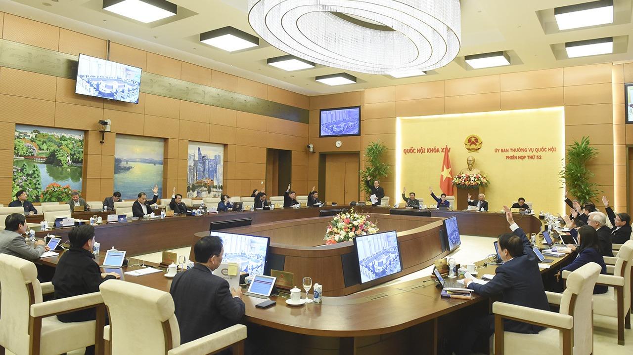 Các Ủy viên Ủy ban Thường vụ Quốc hội biểu quyết thông qua Nghị quyết - Ảnh: Quochoi.vn