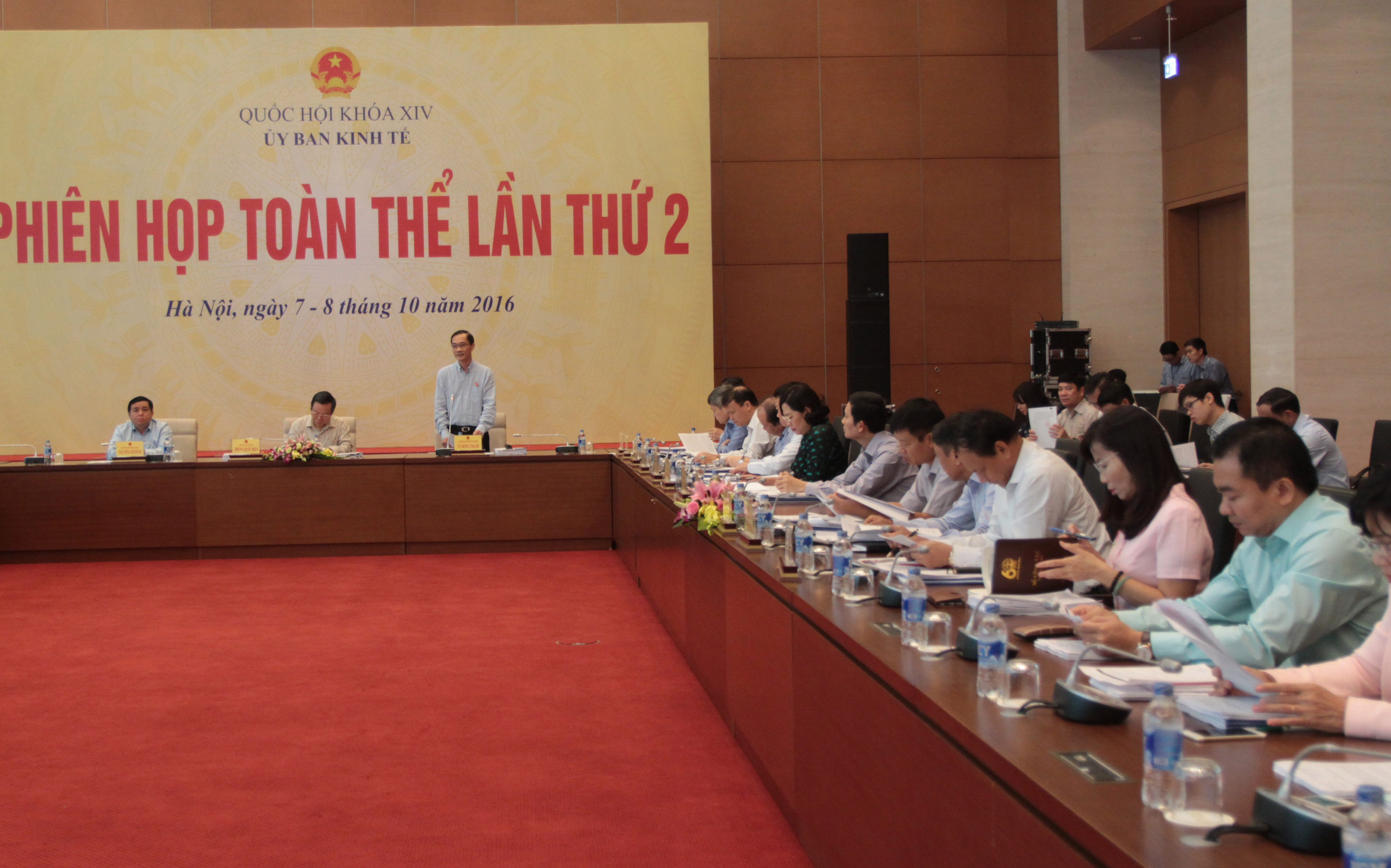 Báo cáo chưa phản ánh hết các vấn đề của cuộc sống, theo Phó chủ tịch Quốc hội Phùng Quốc Hiển.