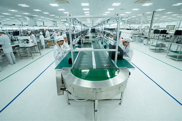 Bên trong nhà máy sản xuất điện thoại của Vingroup - Ảnh 1.