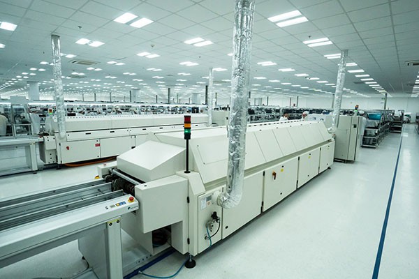 Bên trong nhà máy sản xuất điện thoại của Vingroup - Ảnh 2.