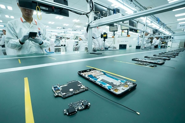 Bên trong nhà máy sản xuất điện thoại của Vingroup - Ảnh 4.