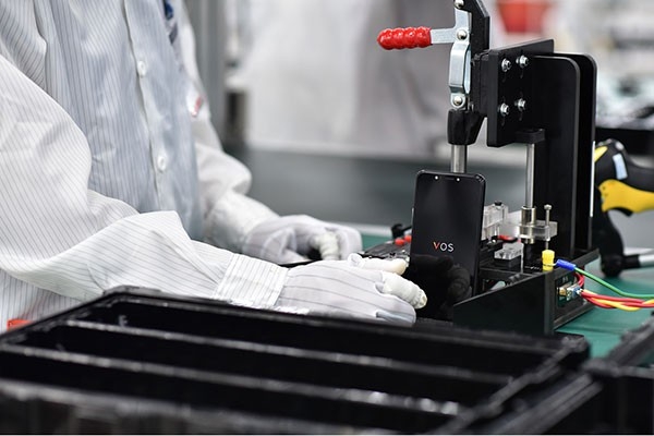 Bên trong nhà máy sản xuất điện thoại của Vingroup - Ảnh 8.