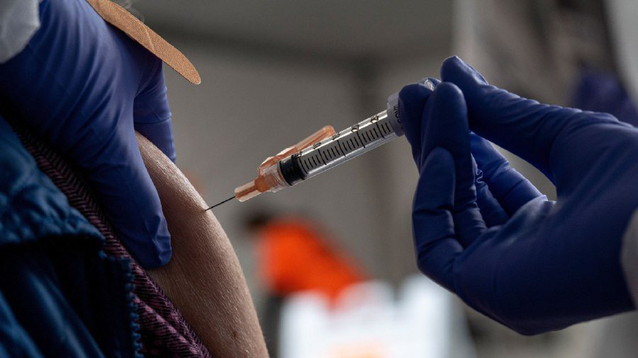 Với tốc độ hiện tại, cần tới 7 năm thế giới mới có thể đạt đươc trạng thái miễn dịch cộng đồng và trở lại bình thường - Ảnh: Getty Images