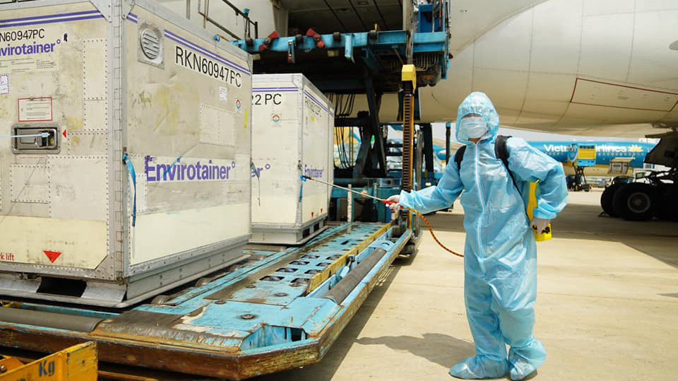 Lô vaccine Covid-19 đầu tiên đã về đến Việt Nam tại sân bay Tân Sơn Nhất. Ảnh - Bộ Y tế cung cấp. 