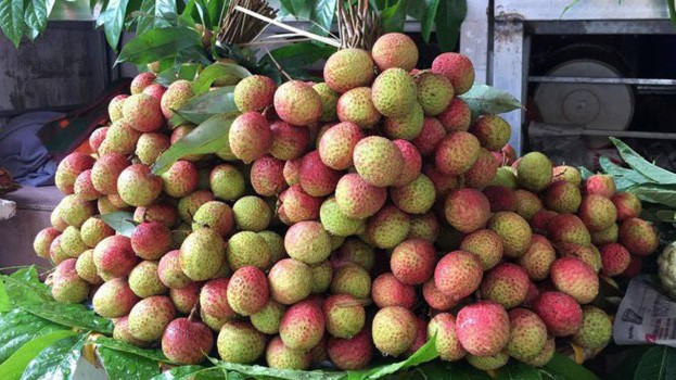 Một số loại vải mẫu mã xấu được các thương lai mua với giá 4.000 đồng/kg. (Ảnh minh họa)