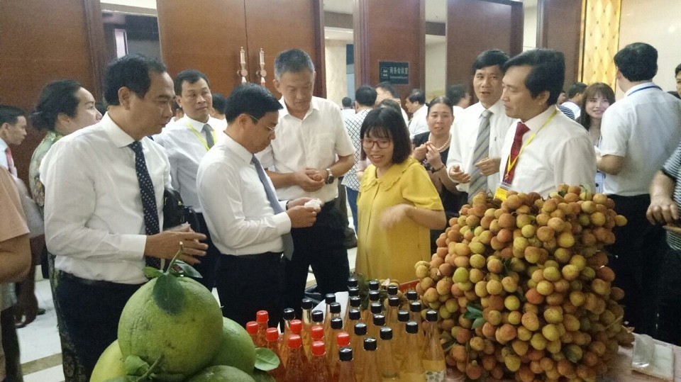 Phó Chủ tịch UBND tỉnh Dương Văn Thái giới thiệu vải thiều Bắc Giang với các thương nhân Trung Quốc. Ảnh: UBND tỉnh Bắc Giang