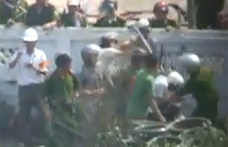 Cảnh một nhóm người trong đoàn cưỡng chế tham gia đánh hai phóng viên được người dân ghi lại - Ảnh chụp từ clip.