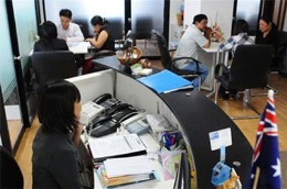 Khu vực tiếp khách chung của một tầng lầu I-Office (4 Nguyễn Đình Chiểu, quận 1, Tp.HCM) - Ảnh: Tuổi trẻ.