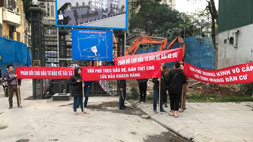 Cư dân Home City xuống đường phản đối chủ đầu tư bịt lối đi xây trường học.