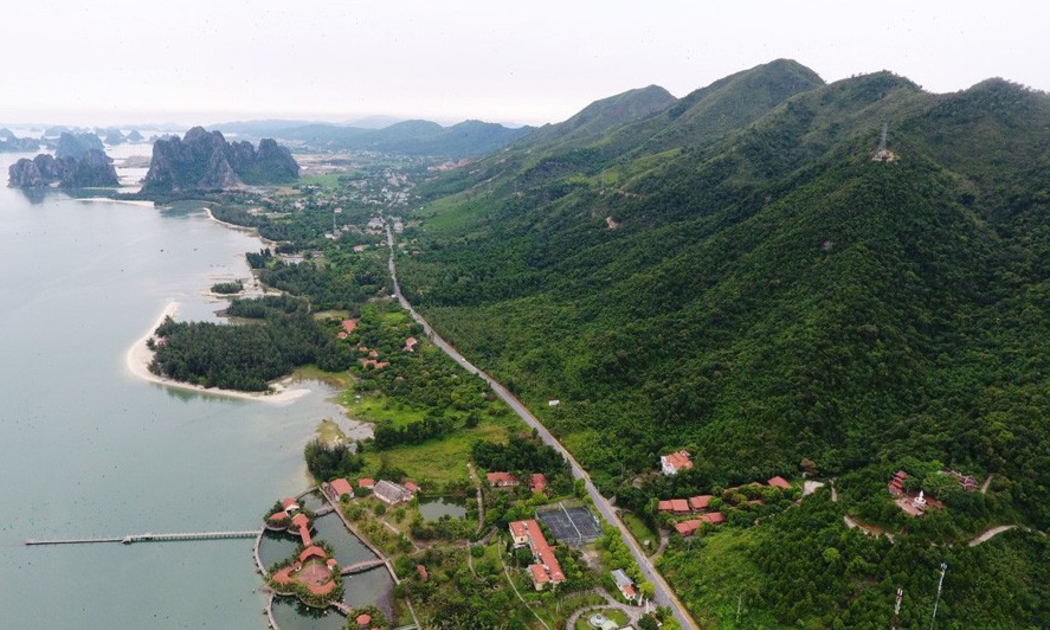 Một góc Vân Đồn (Quảng Ninh). Chính phủ đã đề nghị Quốc hội xác định chính quyền địa phương tại 3 đơn vị hành chính - kinh tế đặc biệt Vân Đồn, Bắc Vân Phong và Phú Quốc không phải là một cấp chính quyền địa phương, và ưu tiên lựa chọn phương án chính quyền địa phương gồm: thiết chế trưởng đơn vị hàn chính - kinh tế đặc biệt, các cơ quan chuyên môn trực thuộc và trưởng khu hành chính - Ảnh Zing.