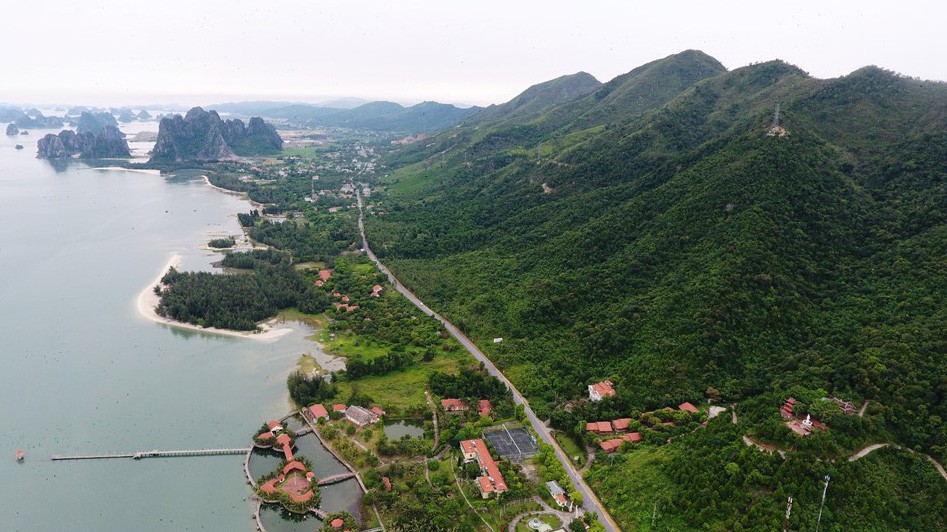 Một góc Vân Đồn (Quảng Ninh). Chính phủ đã đề nghị Quốc hội xác định chính quyền địa phương tại 3 đơn vị hành chính - kinh tế đặc biệt Vân Đồn, Bắc Vân Phong và Phú Quốc không phải là một cấp chính quyền địa phương, và ưu tiên lựa chọn phương án chính quyền địa phương gồm: thiết chế trưởng đơn vị hàn chính - kinh tế đặc biệt, các cơ quan chuyên môn trực thuộc và trưởng khu hành chính - Ảnh Zing.