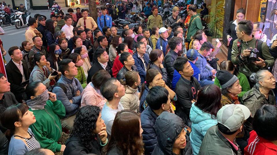 Cảnh người dân xếp hàng trên một cửa hàng ở "phố vàng" Trần Nhân Tông. Ảnh: Bạch Huệ 