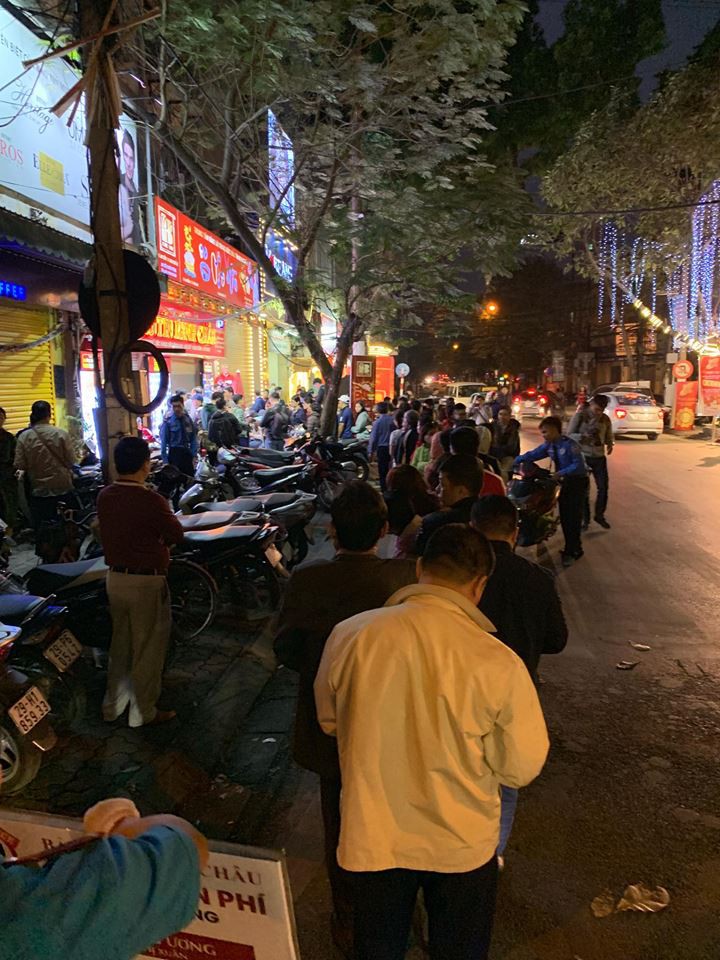 Dòng người xếp hàng từ 5 giờ sáng chờ mua vàng ngày vía Thần Tài - Ảnh 1.