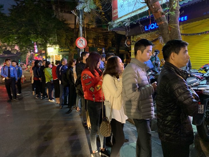 Dòng người xếp hàng từ 5 giờ sáng chờ mua vàng ngày vía Thần Tài - Ảnh 2.