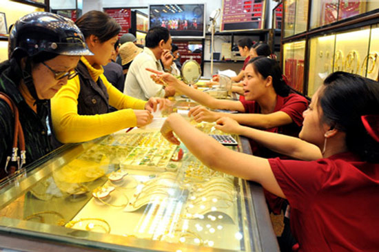 Nhiều người dân mua vàng với tâm lý lấy may đầu năm mới.<br>