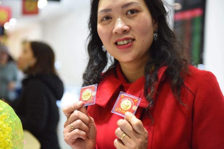 Dòng người xếp hàng từ 5 giờ sáng chờ mua vàng ngày vía Thần Tài - Ảnh 4.