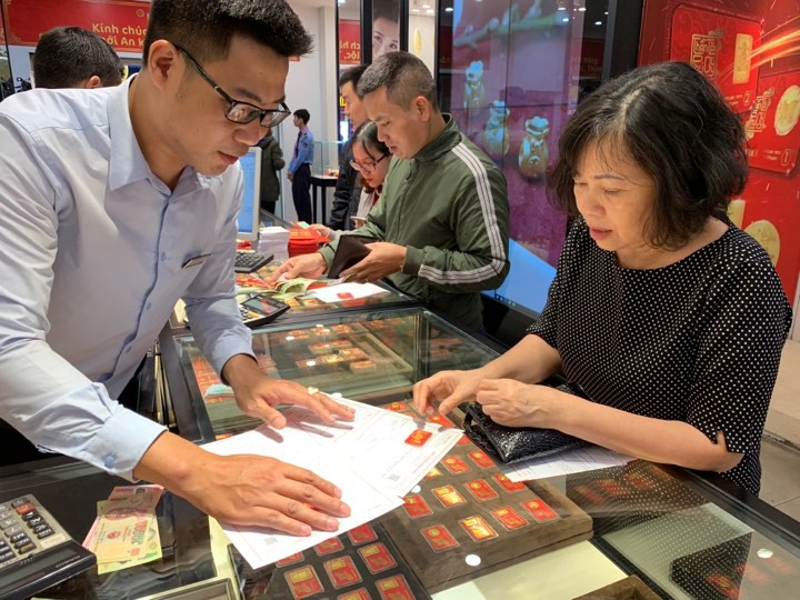 Dòng người xếp hàng từ 5 giờ sáng chờ mua vàng ngày vía Thần Tài - Ảnh 6.