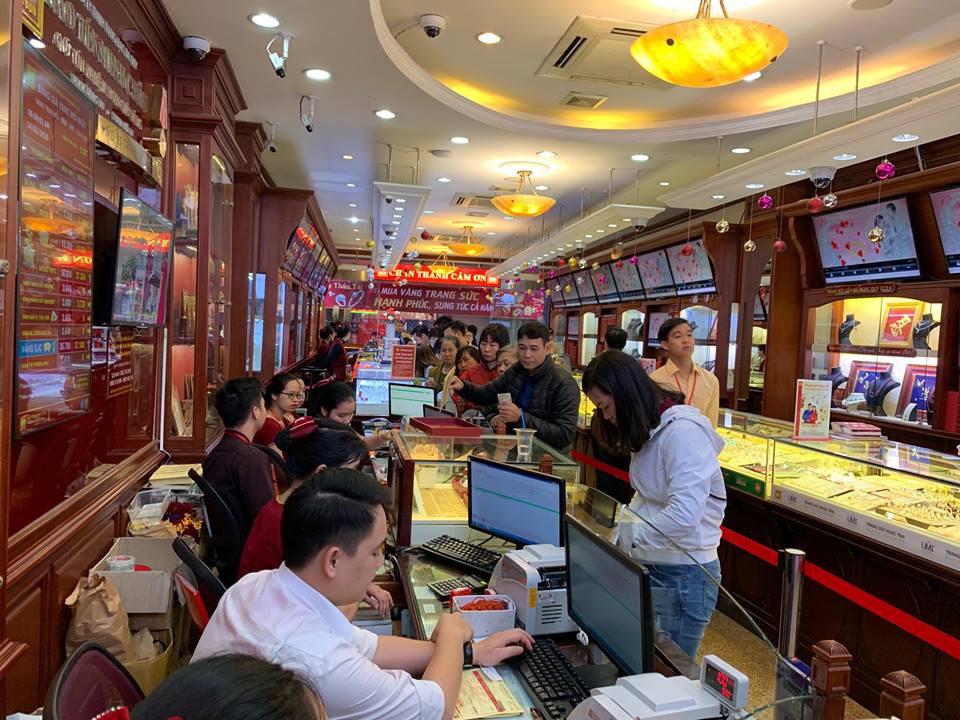 Dòng người xếp hàng từ 5 giờ sáng chờ mua vàng ngày vía Thần Tài - Ảnh 7.