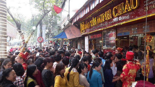 Cảnh xếp hàng từ sáng sớm để mua vàng ngày vía Thần Tài tại Hà Nội. 
