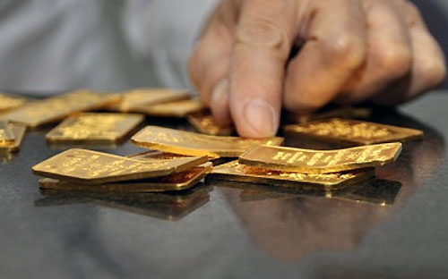 Thời gian qua xuất hiện vàng nhái, vàng giả hay những phát sinh với vàng miếng cong vênh... khiến người dân có tâm lý chọn giao dịch ở những điểm lớn, có thương hiệu hơn là các cửa hàng nhỏ lẻ.<br>