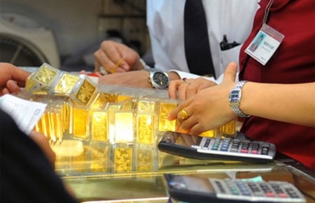 Tuy đã giảm liên tục từ đầu tuần, giá vàng trong nước vẫn đang cao hơn so với thế giới quy đổi khoảng 2,5 triệu đồng/lượng.