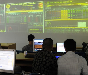 Lâu nay hoạt động của các sàn vàng đều lấy giá quốc tế làm cơ sở cho người kinh doanh chứ không theo diễn biến giá vàng trong nước - Ảnh: Quang Liên.