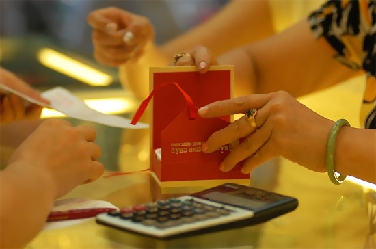 Giá vàng trong nước thời gian này vẫn chịu tác động chủ yếu của giá vàng quốc tế.