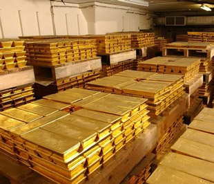Sự gia tăng đột biến kim ngạch xuất khẩu vàng cũng xuất phát từ thực tế giá vàng quốc tế đột ngột leo thang, trong khi giá vàng trong nước tuy có lên theo nhưng luôn có khoảng cách thấp hơn giá quốc tế từ 300.000 - 800.000 đồng/lượng - Ảnh: AP.