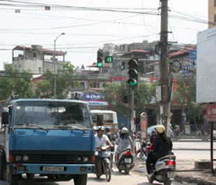 Sau 8 năm thực hiện, đường vành đai 3 vẫn ngổn ngang.