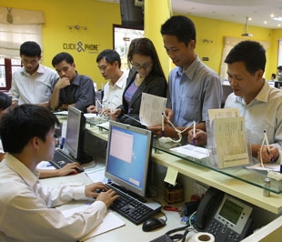 Nhà đầu tư đến Click&Phone làm thủ tục và ký hợp đồng tham gia dịch vụ này mà không cần đến tận ngân hàng.