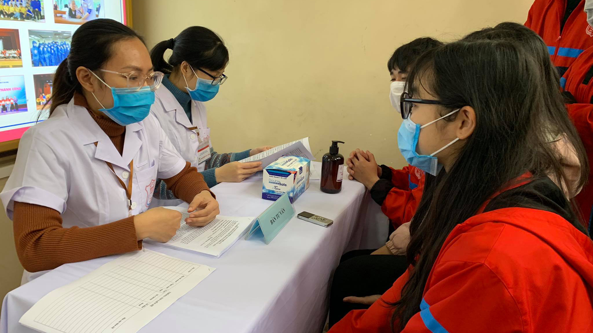 Người tình nguyện nghe tư vấn và đăng ký tham gia thử nghiệm lâm sàng giai đoạn 1 tại Đại học Y Hà Nội sáng 21/1. 