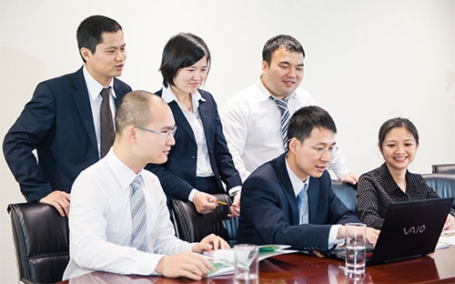 Lãnh đạo các phòng ban của VCBS đang trao đổi nghiệp vụ.