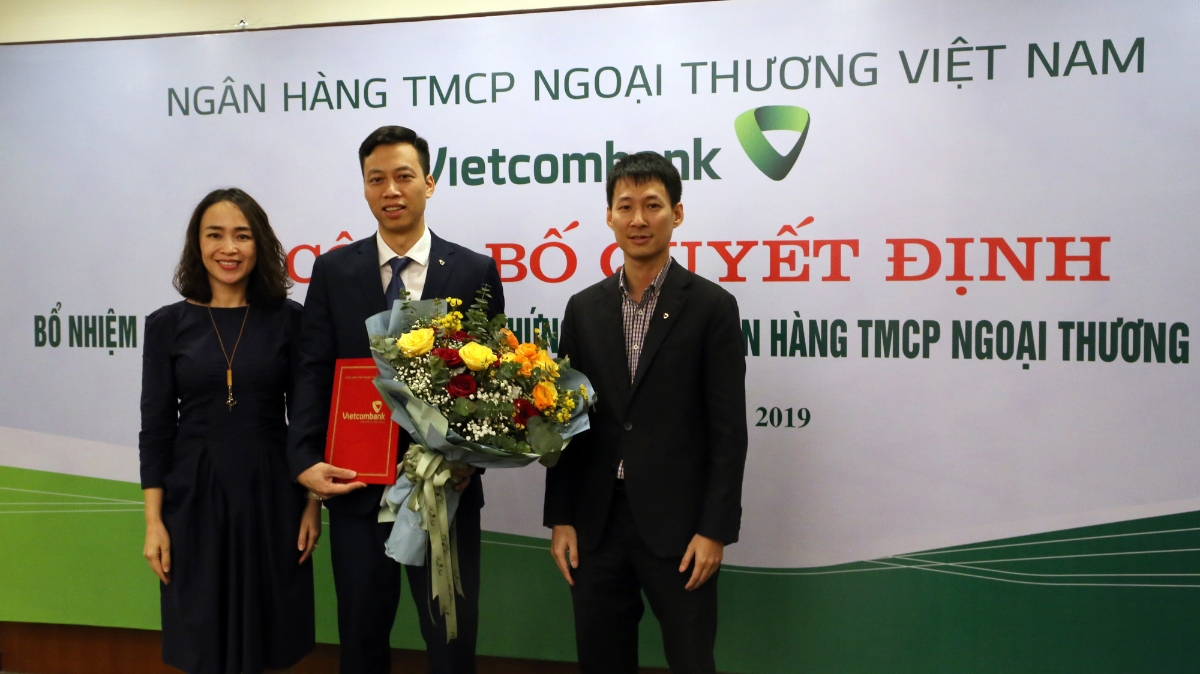 Bà Nguyễn Thị Kim Oanh (ảnh trái), Phó Tổng Giám đốc Vietcombank, Chủ tịch Hội đồng thành viên VCBS; ông Lê Mạnh Hùng (ảnh phải), Ủy viên Hội đồng thành viên VCBS trao Quyết định và tặng hoa chúc mừng ông Đỗ Thanh Phong, tân Phó Giám đốc VCBS