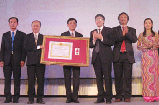 VDC đón nhận Huân chương Lao động hạng nhất.
