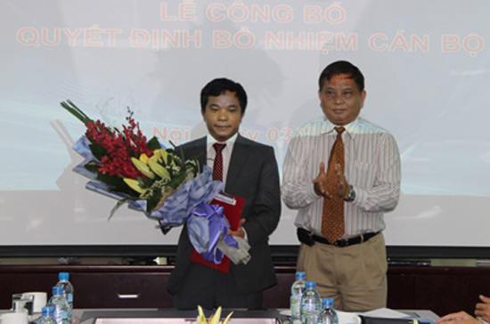 Ông Phạm Long Trận, Chủ tịch Hội đồng Thành viên VNPT trao Quyết định điều động và bổ nhiệm cán bộ cho ông Nguyễn Văn Hải - Ảnh: VDC.