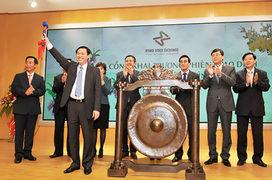 Bộ trưởng Vương Đình Huệ đánh cồng khai trương phiên giao dịch đầu xuân tại Sở Giao dịch Chứng khoán Hà Nội (HNX).