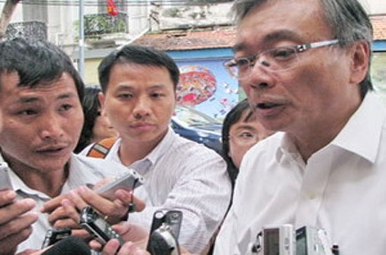 Tổng giám đốc Vedan Việt Nam Yang Kun Hsiang trả lời báo chí.