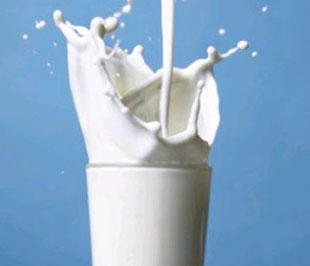 Với chất lượng tương đương, giá sữa bột nhập ngoại luôn cao hơn từ 2-3 lần so với sữa sản xuất trong nước và cao hơn sữa ở Thái Lan 1,5 lần, Malaysia là 2 lần. Ảnh minh hoạ