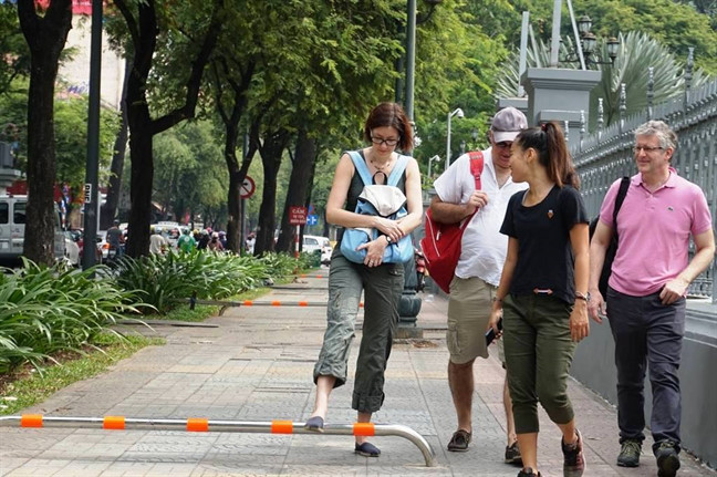 Việc sử dụng vỉa hè để trông xe có thu phí hiện đang gây ra nhiều luồng ý kiến trái chiều trong dư luận.<br>