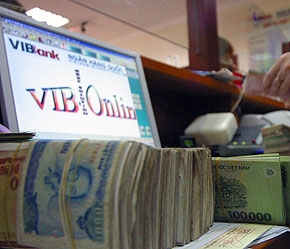Lãi suất tiết kiệm USD của VIB Bank tăng từ 0,05% đến 0,4%/năm - Ảnh: Việt Tuấn.