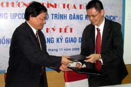 Lễ ký hợp đồng giữa VICS và đại diện các doanh nghiệp.