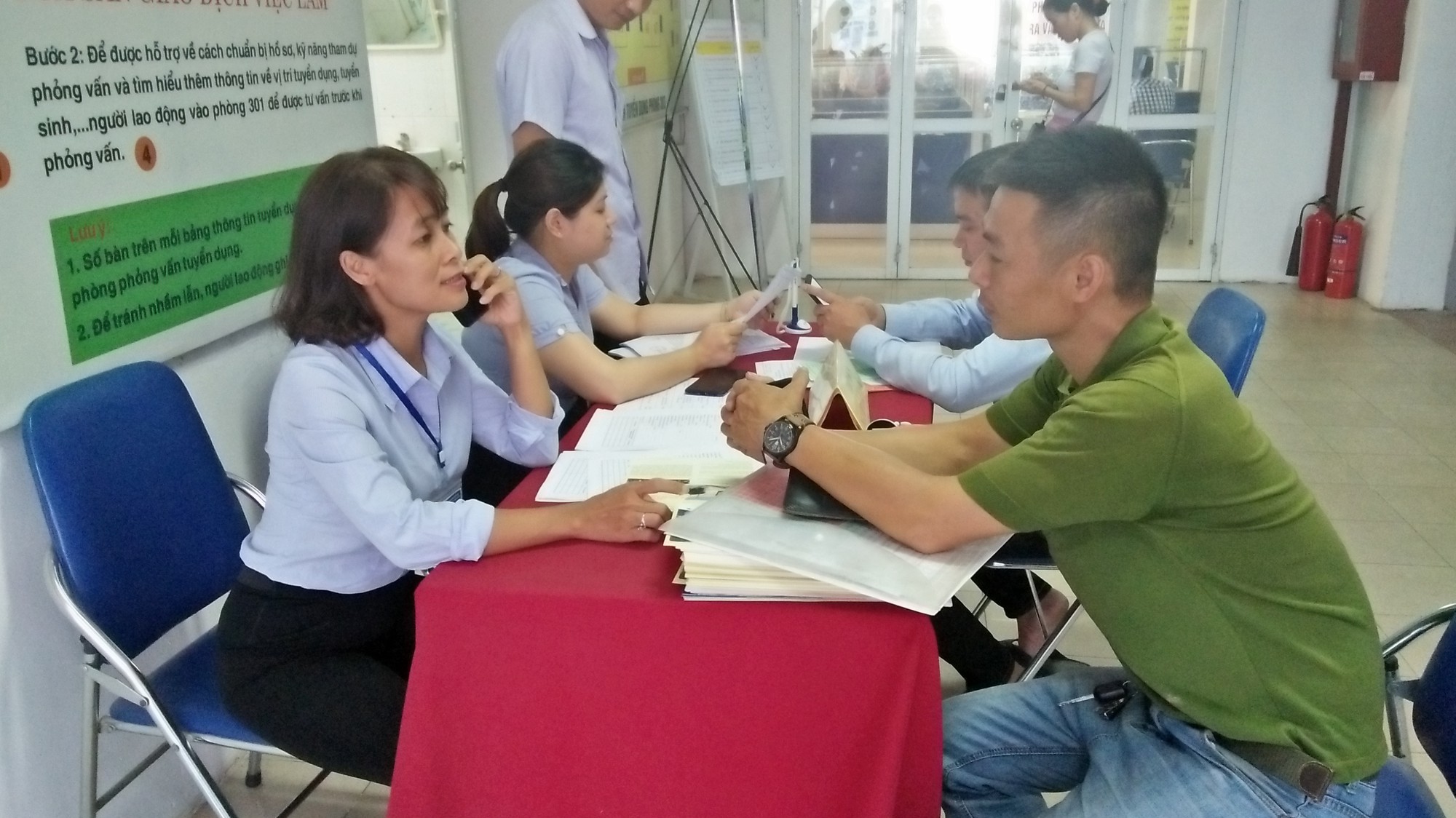 Người lao động nên lựa chọn các sàn giao dịch việc làm uy tín để tìm được việc làm phù hợp. Ảnh - N.Dương.  