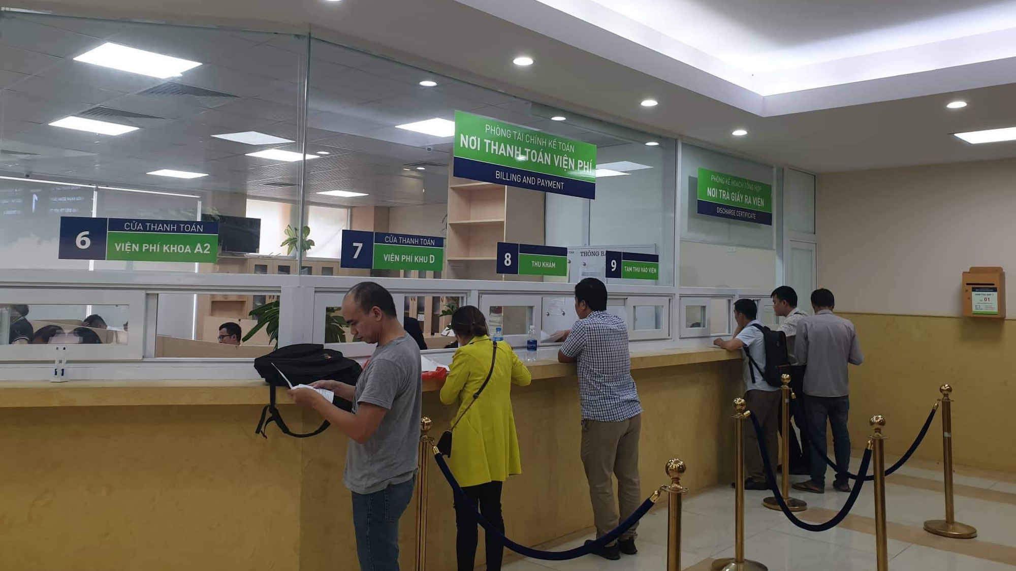 Thanh toán viện phí không dùng tiền mặt giúp giảm áp lực về thời gian chờ đợi tại các bệnh viện. Ảnh - Ngọc Hoa. 