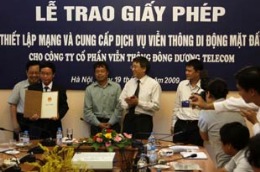 Ngày 19/8/2009, Bộ Thông tin và Truyền thông đã trao giấy phép thiết lập mạng và cung cấp dịch vụ viễn thông di động cho Công ty Cổ phần Viễn thông Đông Dương Telecom - Ảnh: M.Chung.