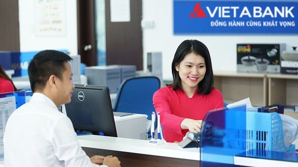 Khách hàng giao dịch tại VietABank.
