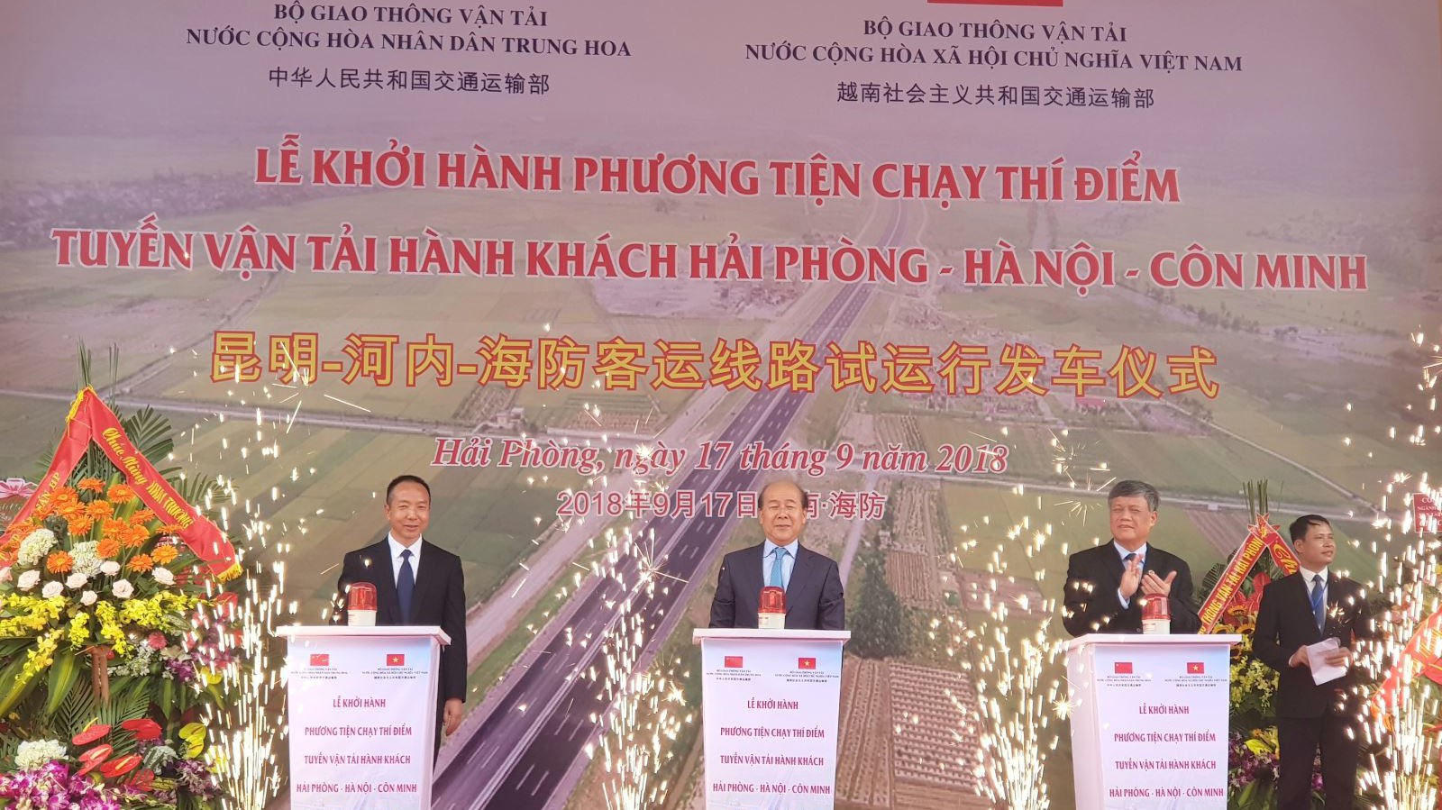 Lễ khởi hành phương tiện chạy thí điểm tuyến vận tải hành khách Hải Phòng - Hà Nội - Côn Minh (Trung Quốc) sáng 19/9.